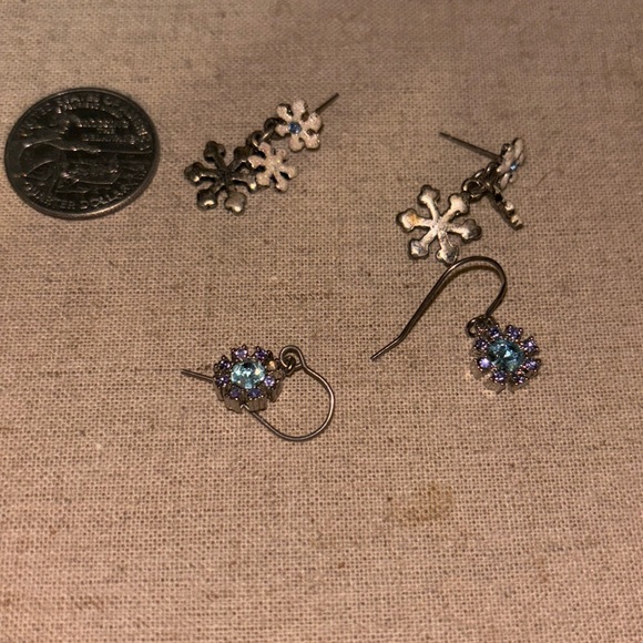 Jewelry - Snowflake & other blue stone dangle earrings w/ 8 fake diamonds vintage